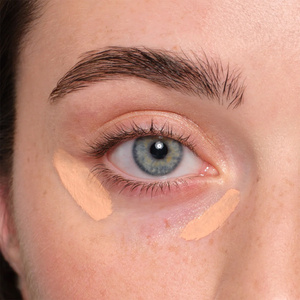 Eveline Cosmetics Extreme Brightener – aufhellender Concealer für die Augenpartie 100 Magic Peach 6,8 ml