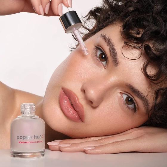 Kliknij na zdjęcie, aby je powiększyć Poppy Head Sheerum Aufhellende Serum-Basis für Make-up 30 ml