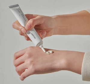 Celimax The Real Noni Feuchtigkeitsspendend-revitalisierende Augencreme 20 ml