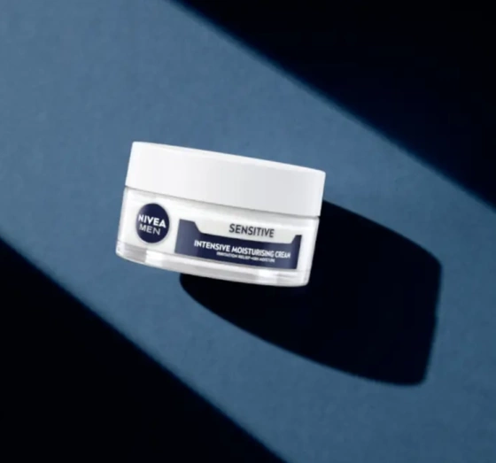 Kliknij na zdjęcie, aby je powiększyć NIVEA MEN SESITIVE FACE CREAM FEUCHTIGKETISSPENDENDE GESICHTSCREME 50ML
