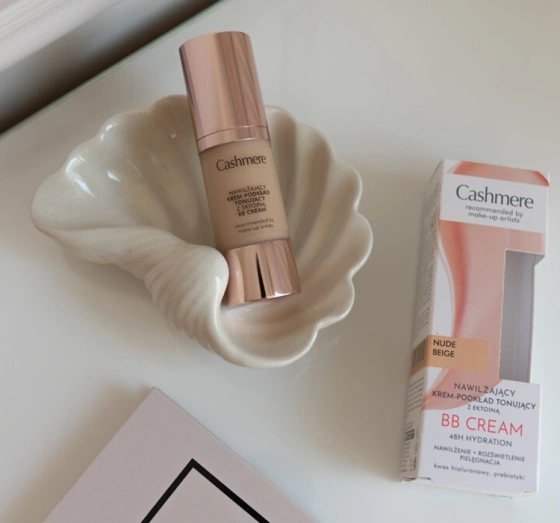 Kliknij na zdjęcie, aby je powiększyć Cashmere BB Cream Feuchtigkeitsspendende BB-Creme mit Ectoin Nude Beige 30ml