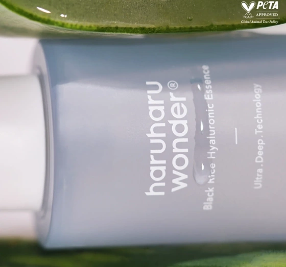 Kliknij na zdjęcie, aby je powiększyć Haruharu Wonder Black Rice Hyaluronic Essence Feuchtigkeitsspendende Gesichts-Essenz 50 ml