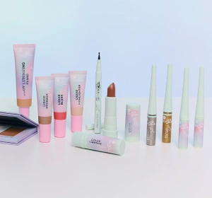 Bell x GenZie Metallischer flüssiger Eyeliner 01 Starry Sky 3,8 g