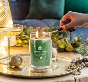 Yankee Candle Signature – große Duftkerze „Shimmering Christmas Tree“, 567 g