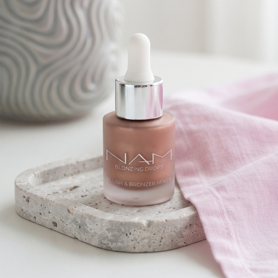 Kliknij na zdjęcie, aby je powiększyć NAM Blonzing Drops – aufhellender flüssiger Bronzer-Rouge 03 15 ml