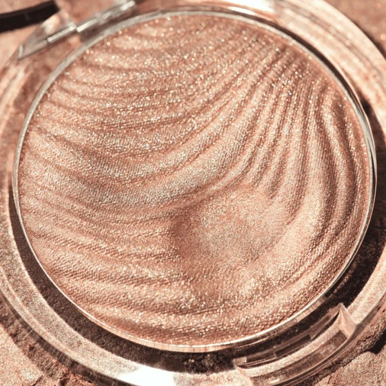 Kliknij na zdjęcie, aby je powiększyć Catrice Aura Glam Bouncy Highlighter – ein Gesichtshighlighter mit elastischer und geschmeidiger Textur, 010 Moonlit Sand, 6,4 g