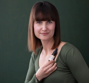 MAKE ME BIO BLOOMI POWER OF MARULA ANTIOXIDATIVES LINDERUNGSSERUM MIT MARULA ÖL 15ML