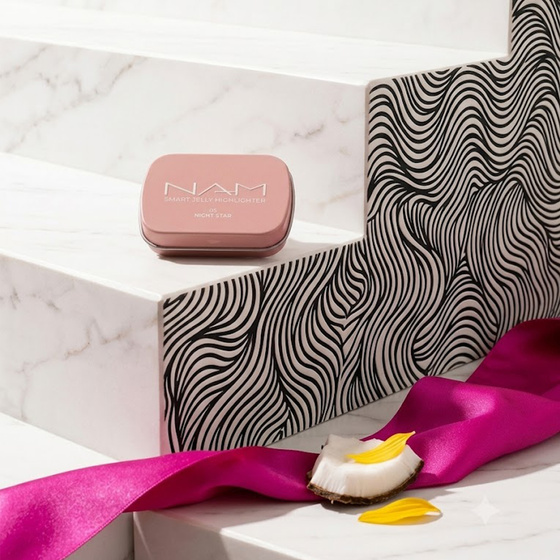 Kliknij na zdjęcie, aby je powiększyć NAM Smart Jelly Highlighter – Gesichts-Highlighter in Gel-Formel 03 Night Star 10 g