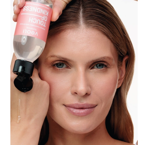 Kliknij na zdjęcie, aby je powiększyć Veoli Botanica Touch Of Kindness Beruhigend-stärkendes Gesichtstonikum 150 ml