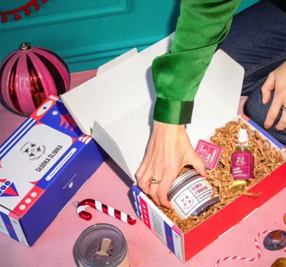 Mydlarnia Cztery Szpaki Geschenkset mit Naturkosmetik Süße Pflaume Zuckerpeeling 250 ml + Körperöl 100 ml + Lippenbalsam 15 ml