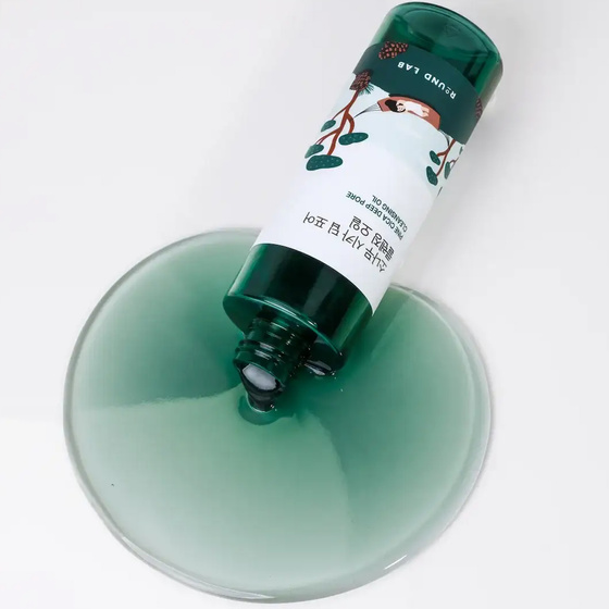 Kliknij na zdjęcie, aby je powiększyć Round Lab Pine Cica Deep Pore Cleansing Oil – porentief reinigendes Make-up-Entferner-Öl, 200 ml